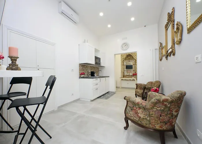Roman Holiday Suites 4*